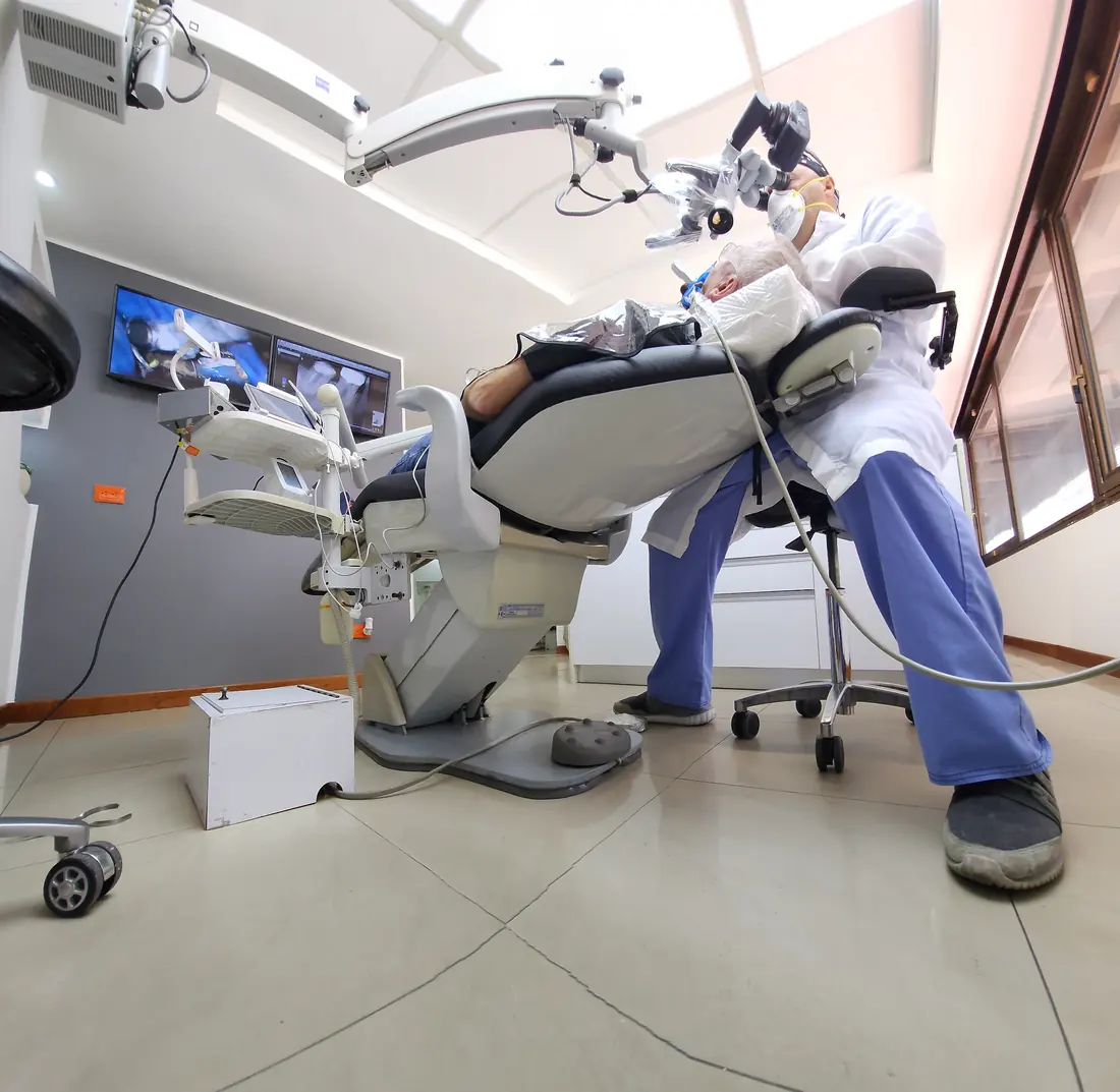 Consultorio de endodoncia en Caracas equipado con microscopio dental