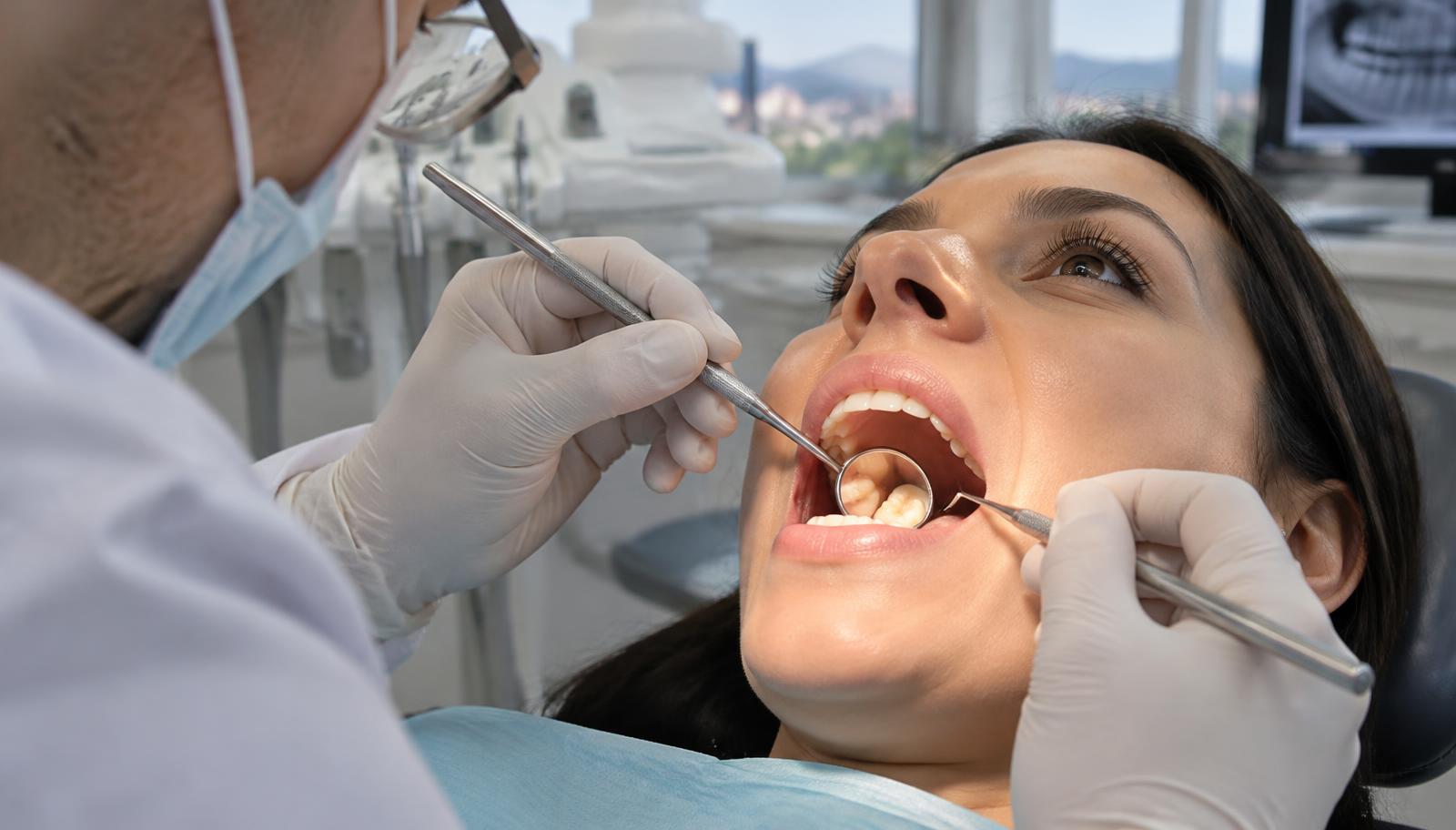 Odontólogo revisando una muela con caries profunda durante una consulta de endodoncia en Caracas